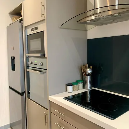 Spacious And דירה